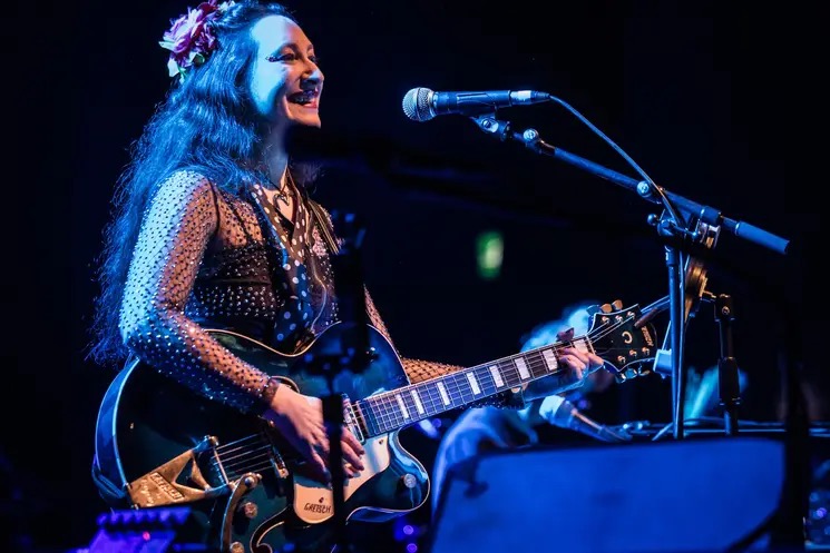 Rachael Sage playing guitar